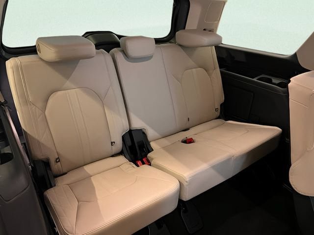 Used 2024 Ford Expedition Platinum AWD/4WD image 12