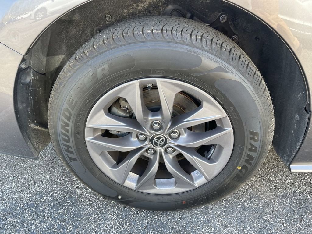 Used 2021 Toyota Sienna LE w/ LE Plus Package image 14