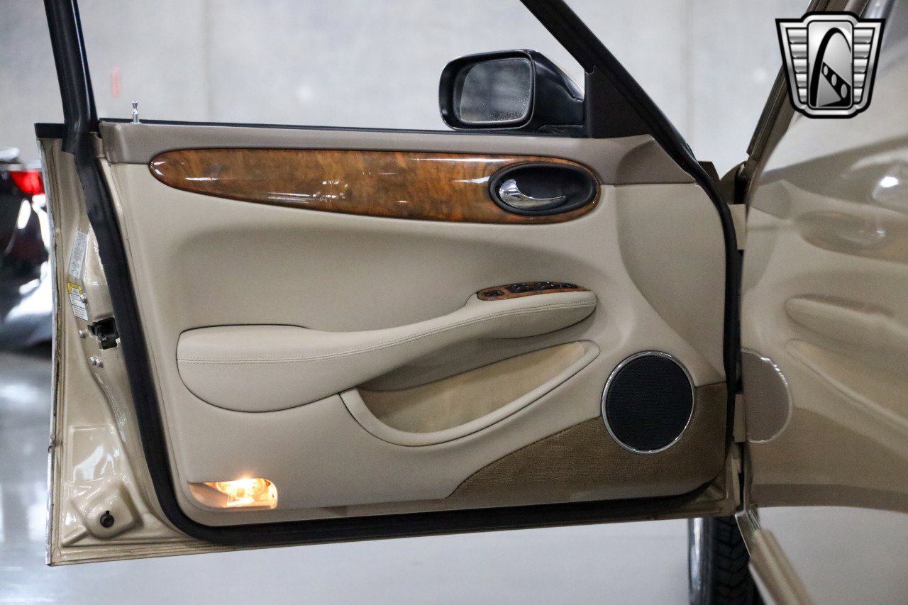 Used 2001 Jaguar XJ8 image 16