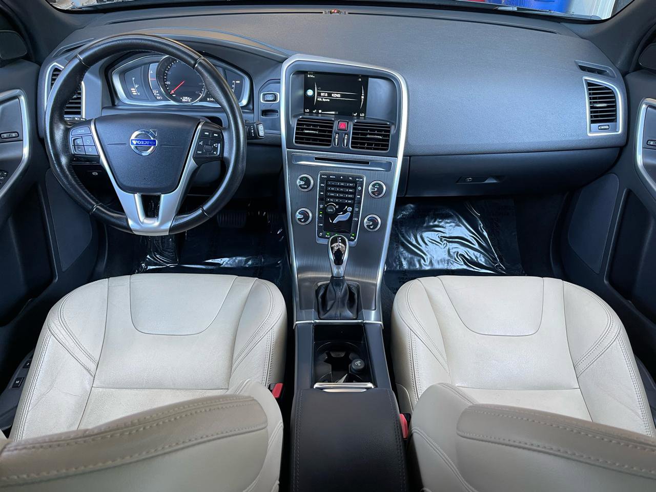 Used 2016 Volvo XC60 T6 w/ Proximity Package AWD/4WD image 10