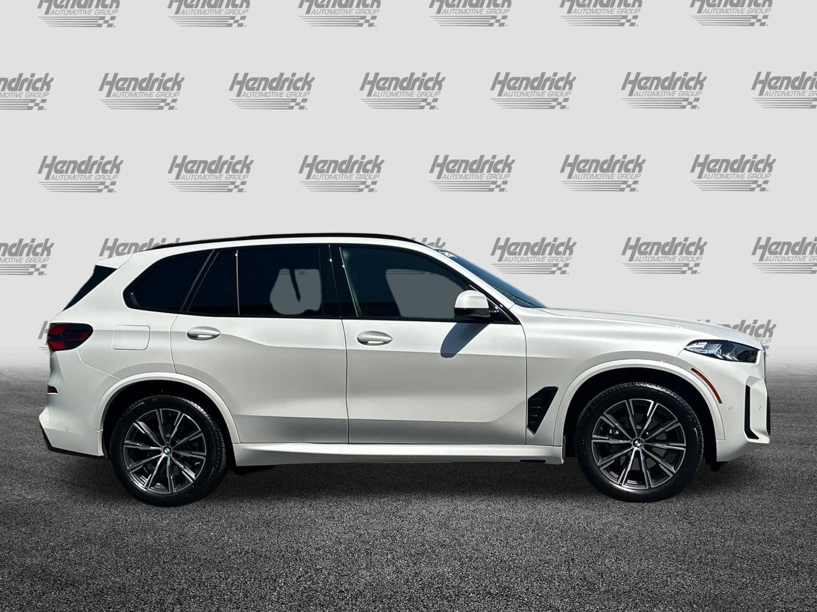 Used 2026 BMW X5 xDrive40i w/ M Sport Package AWD/4WD image 3
