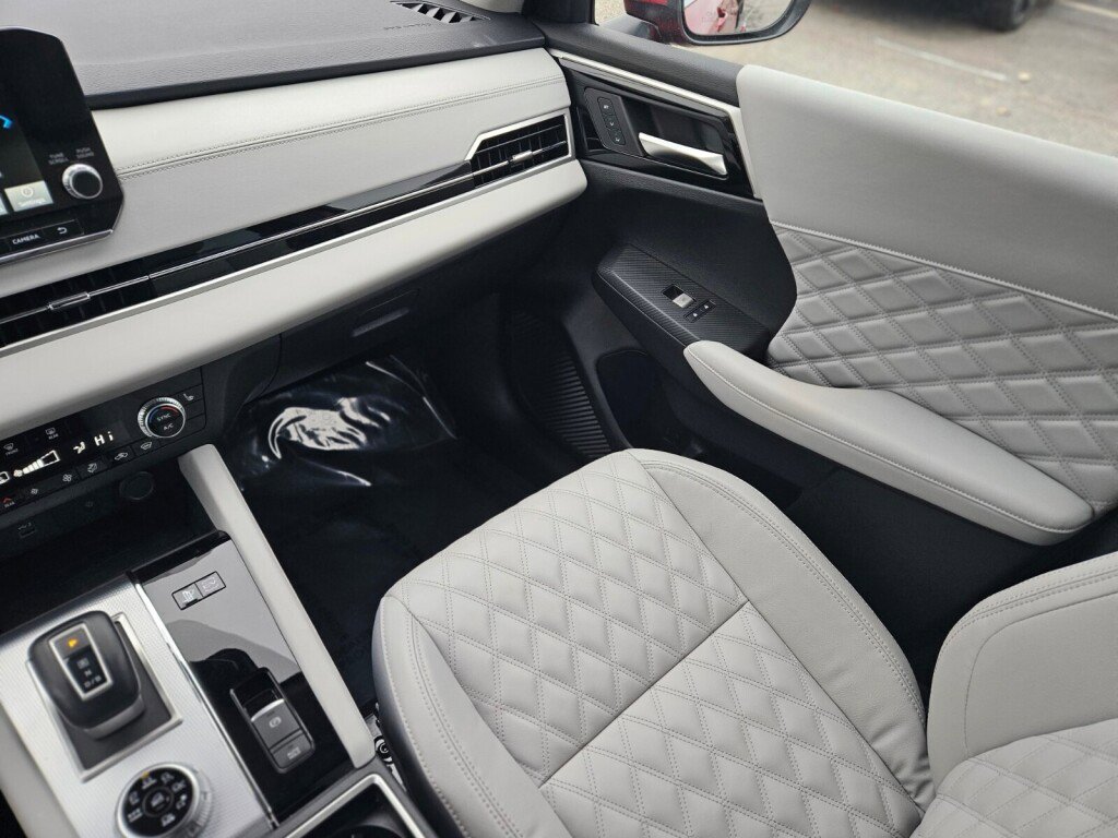 Used 2023 Mitsubishi Outlander SEL image 15