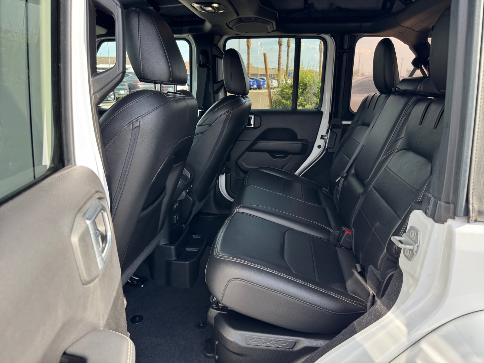 Used 2023 Jeep Wrangler Unlimited Sahara AWD/4WD image 17