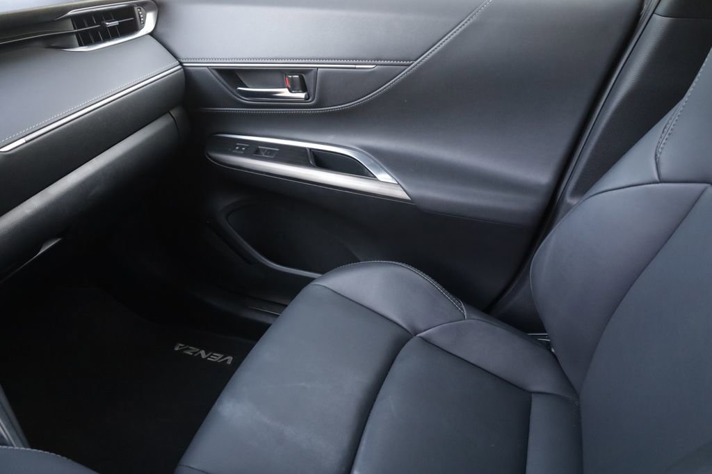 Used 2022 Toyota Venza XLE AWD/4WD image 11