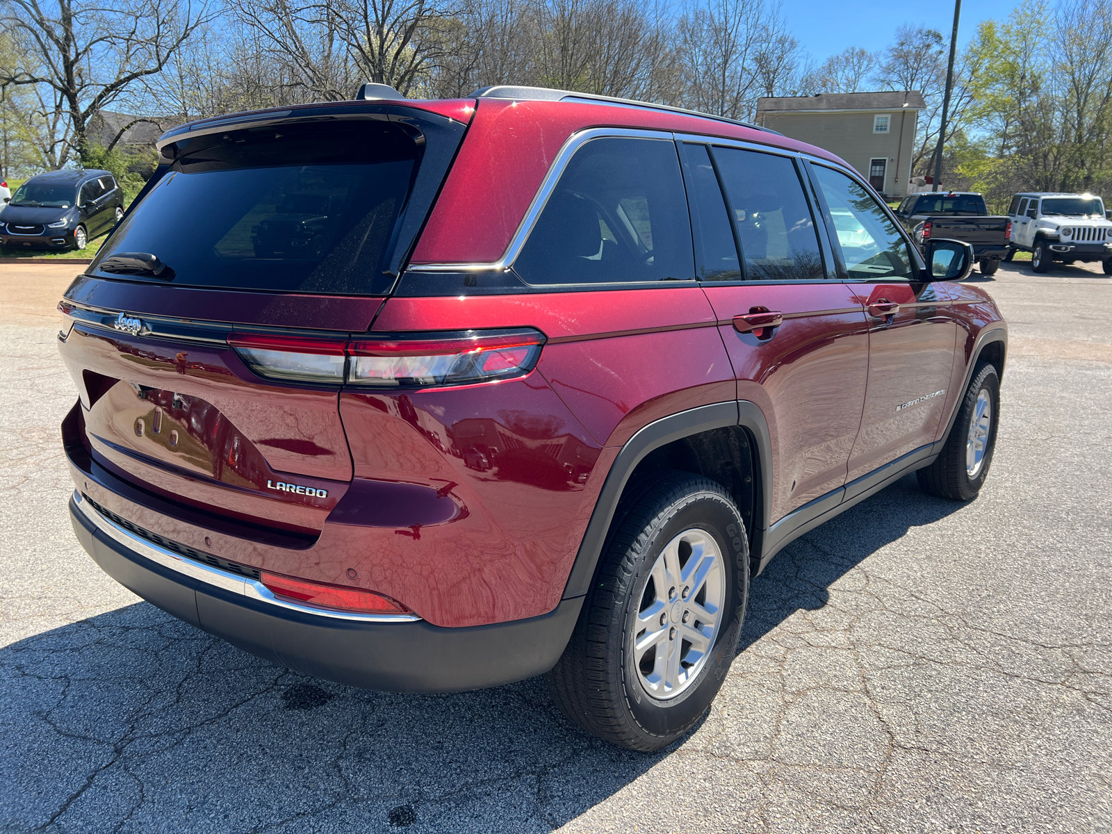 Used 2023 Jeep Grand Cherokee Laredo image 5