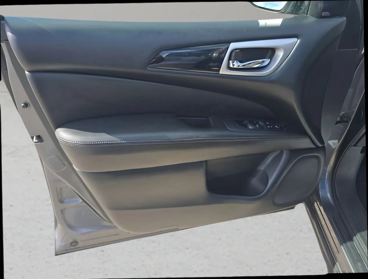 Used 2019 Nissan Pathfinder SV image 9