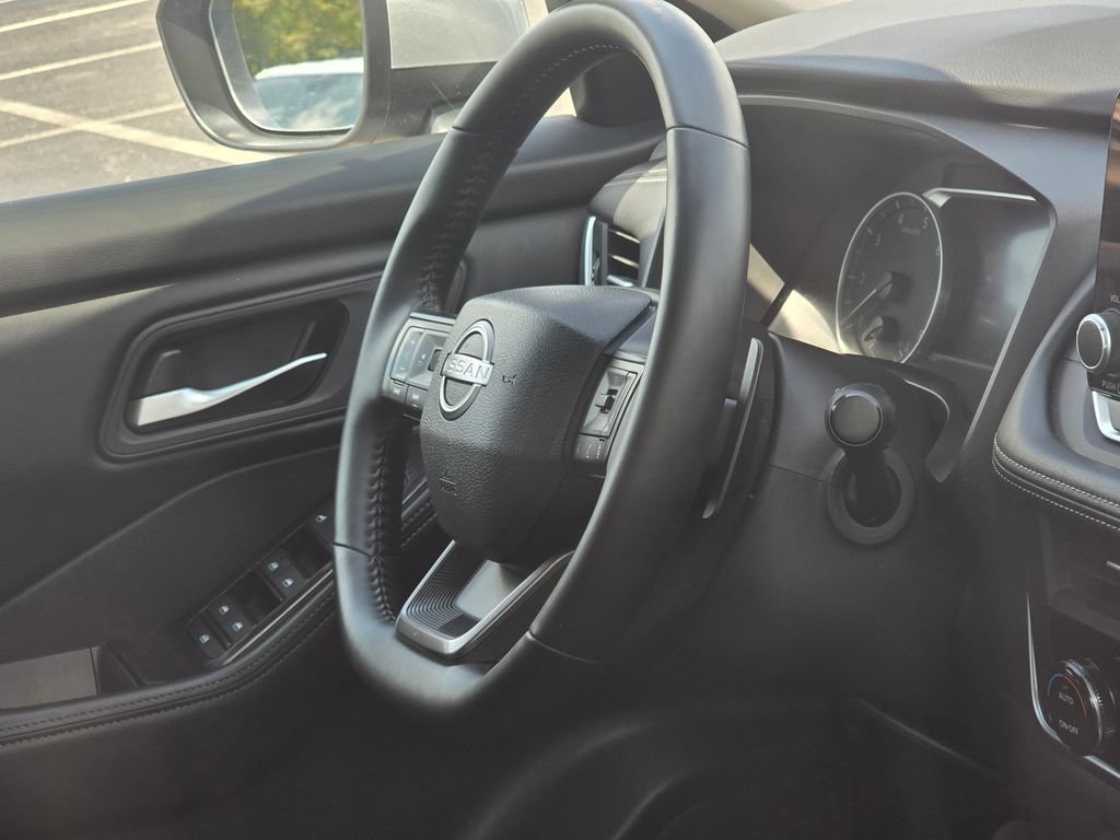 Used 2025 Nissan Rogue SV FWD image 16