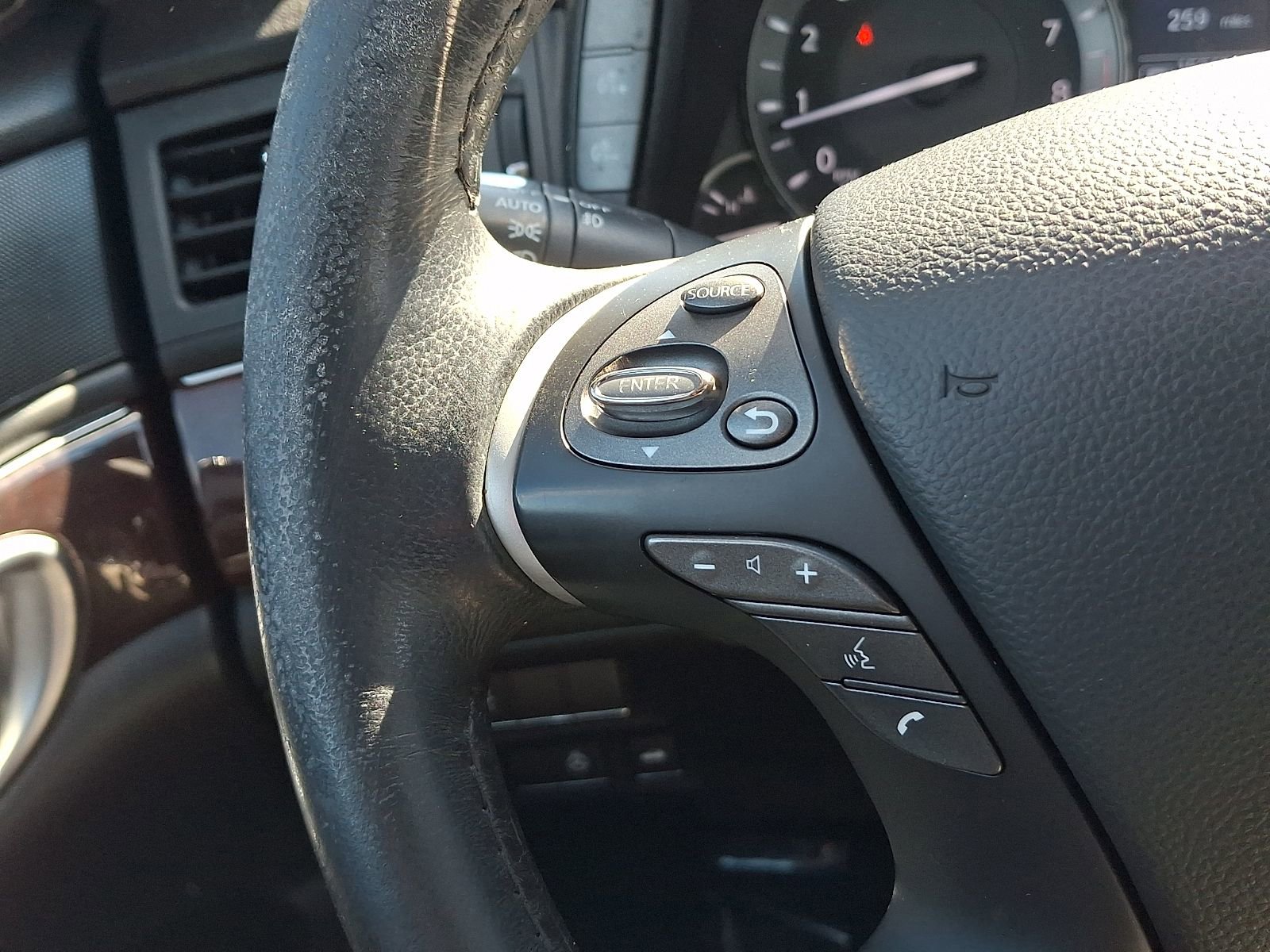 Used 2017 INFINITI Q70 L 3.7 image 23