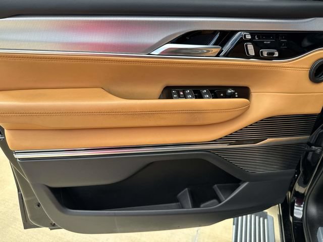 Used 2022 Jeep Grand Wagoneer Series III AWD/4WD image 25