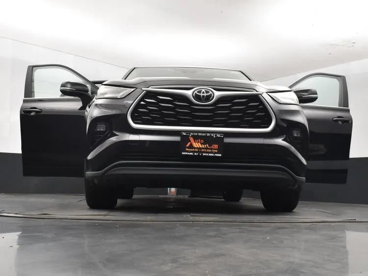 Used 2025 Toyota Highlander LE FWD image 11