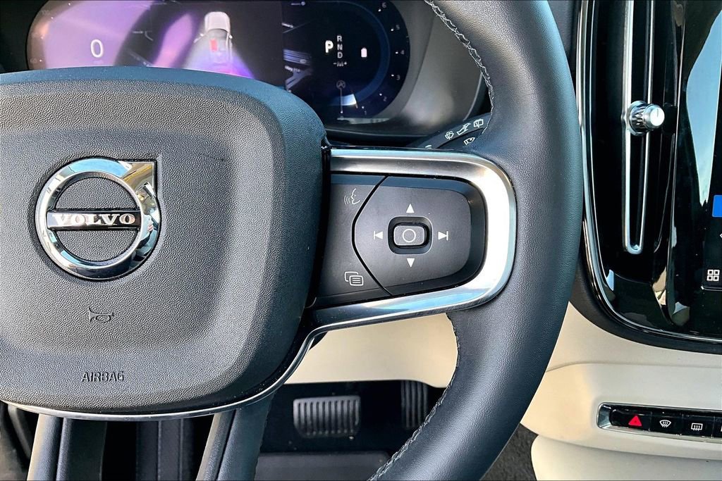 Used 2023 Volvo XC40 B4 Plus w/ Protection Package Premier image 28