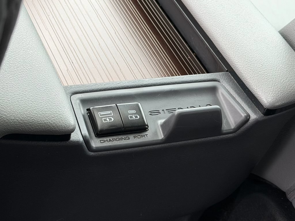 Used 2024 Toyota Sienna XLE AWD/4WD image 30