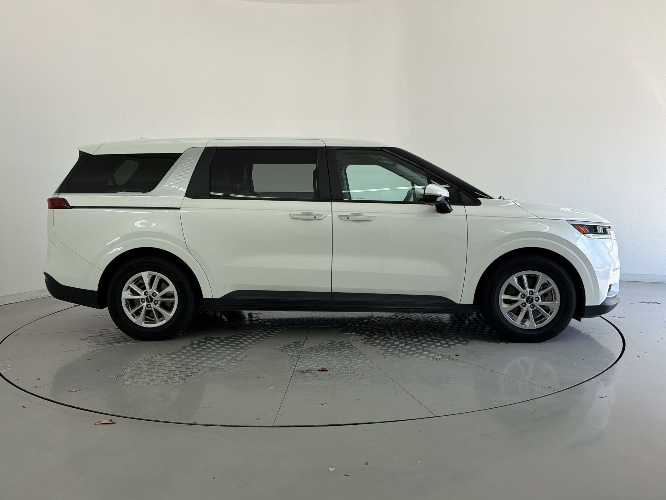 Used 2022 Kia Carnival LX FWD image 8