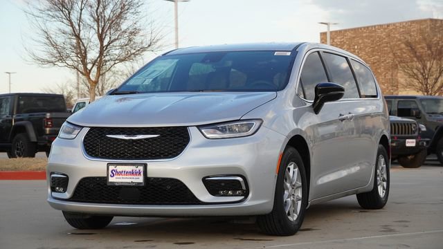 New 2026 Chrysler Pacifica Select image 3