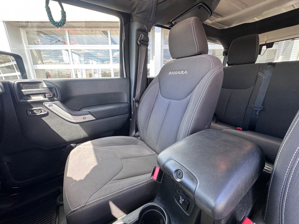Used 2017 Jeep Wrangler Unlimited Sahara w/ Connectivity Group image 19