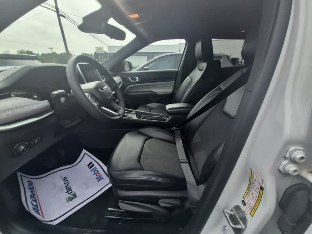 Used 2025 Jeep Compass Latitude AWD/4WD image 13