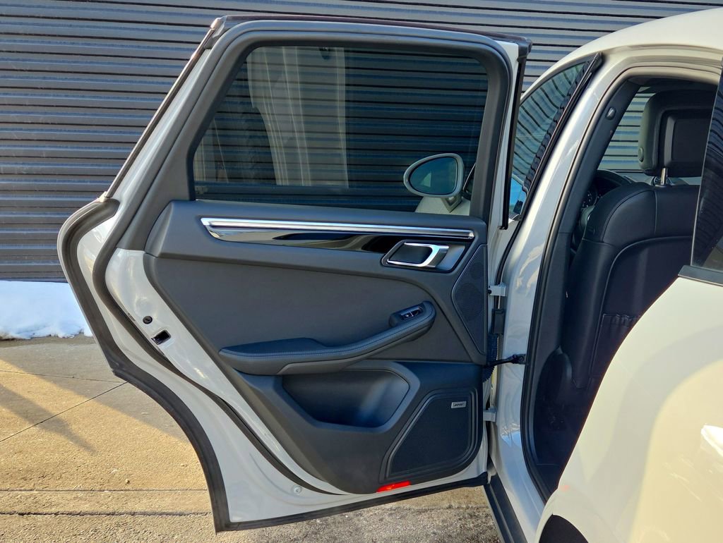 Certified 2022 Porsche Macan image 17
