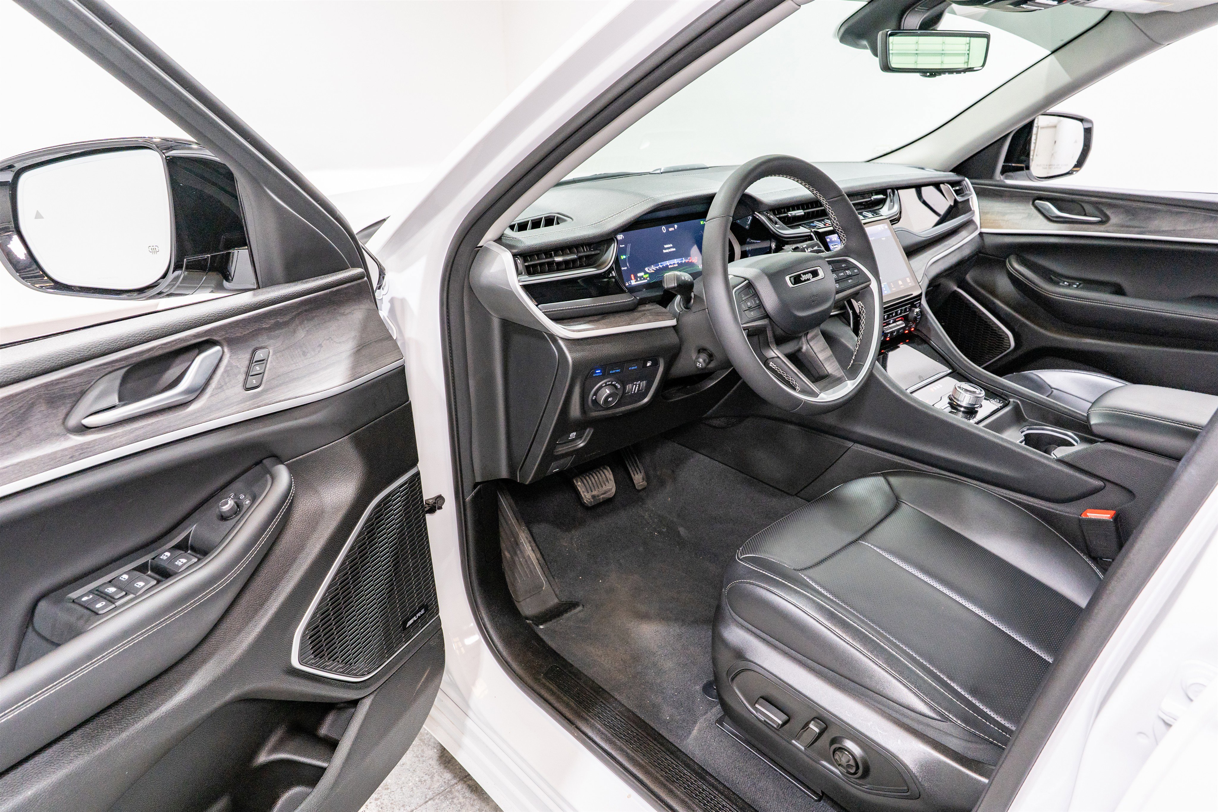 Used 2023 Jeep Grand Cherokee 30th Anniversary AWD/4WD image 12