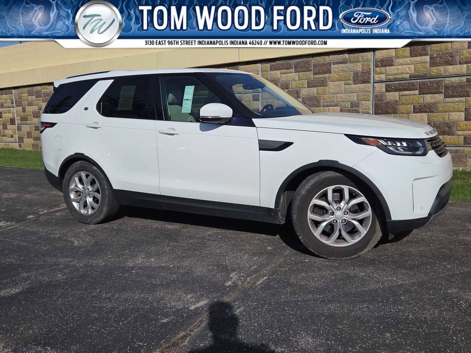Used 2017 Land Rover Discovery SE image 1
