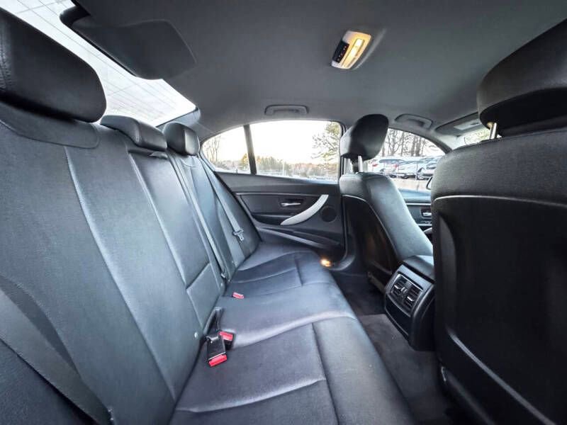 Used 2018 BMW 320i Sedan RWD image 13
