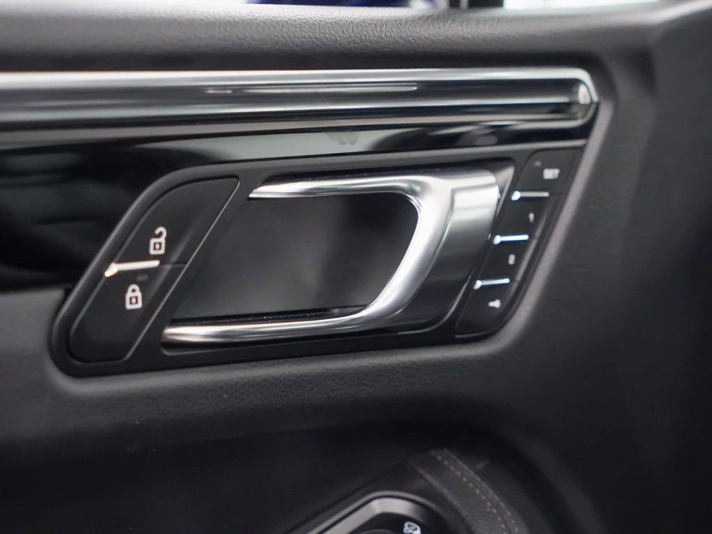 Certified 2025 Porsche Macan image 22