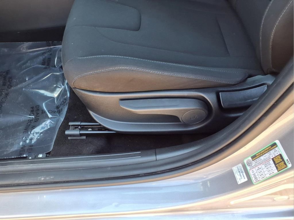 Used 2025 Hyundai Elantra Sport FWD image 21