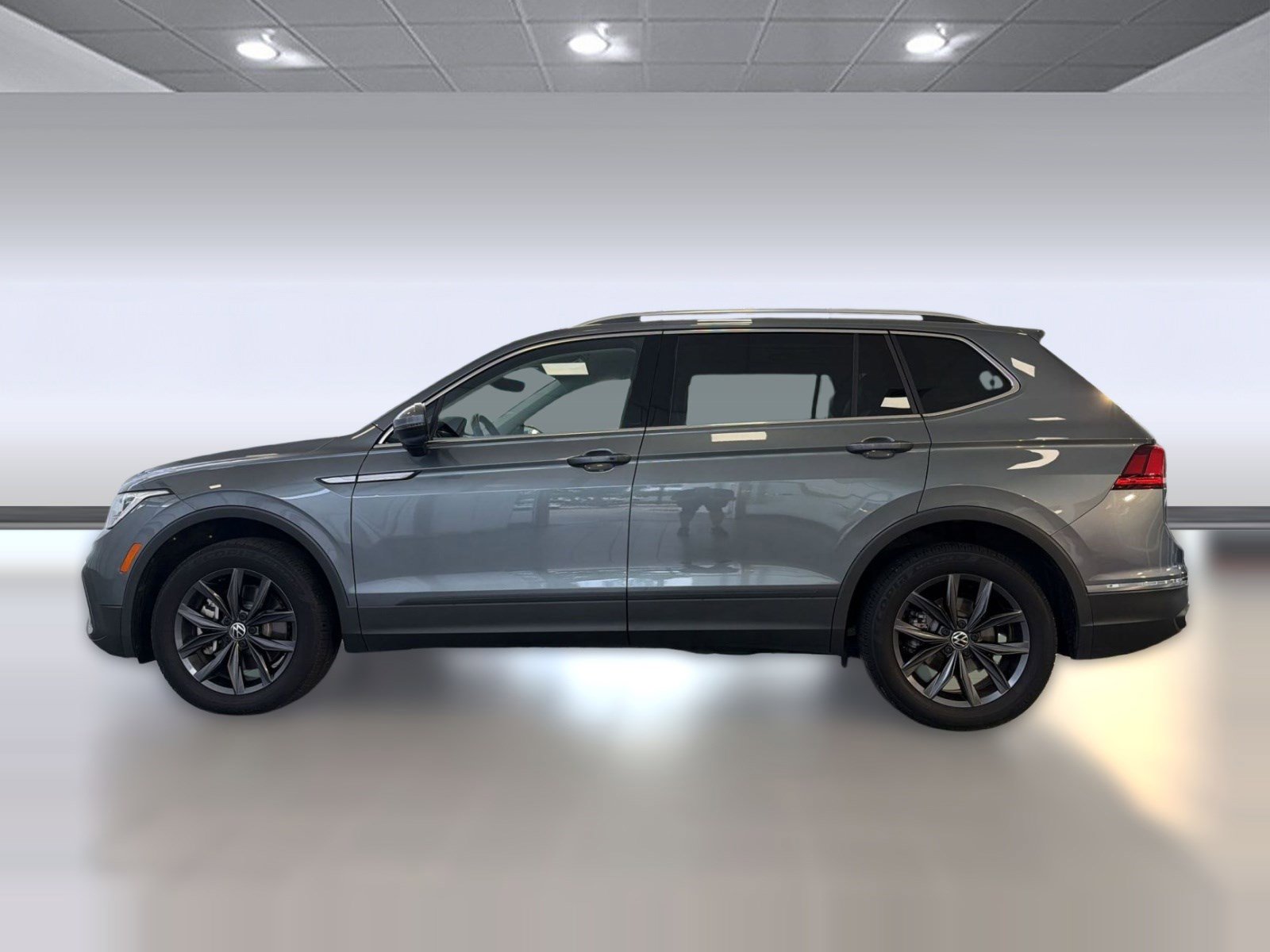 Used 2023 Volkswagen Tiguan SE FWD image 2