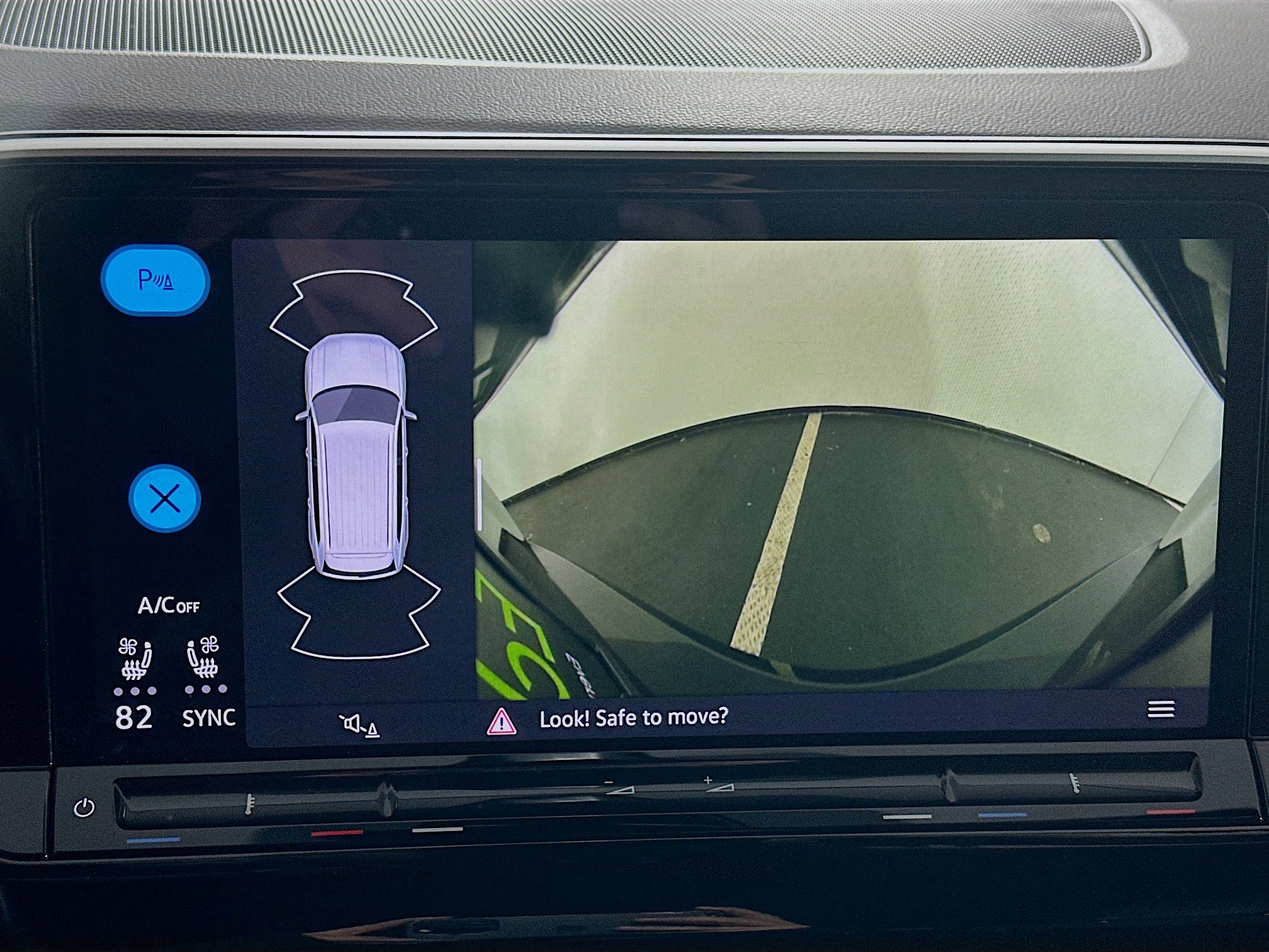 Used 2025 Volkswagen Atlas SE image 23