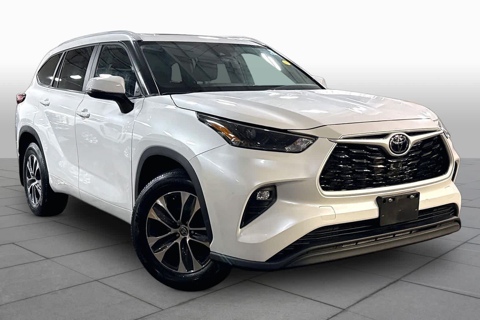 Used 2023 Toyota Highlander XLE AWD/4WD image 3