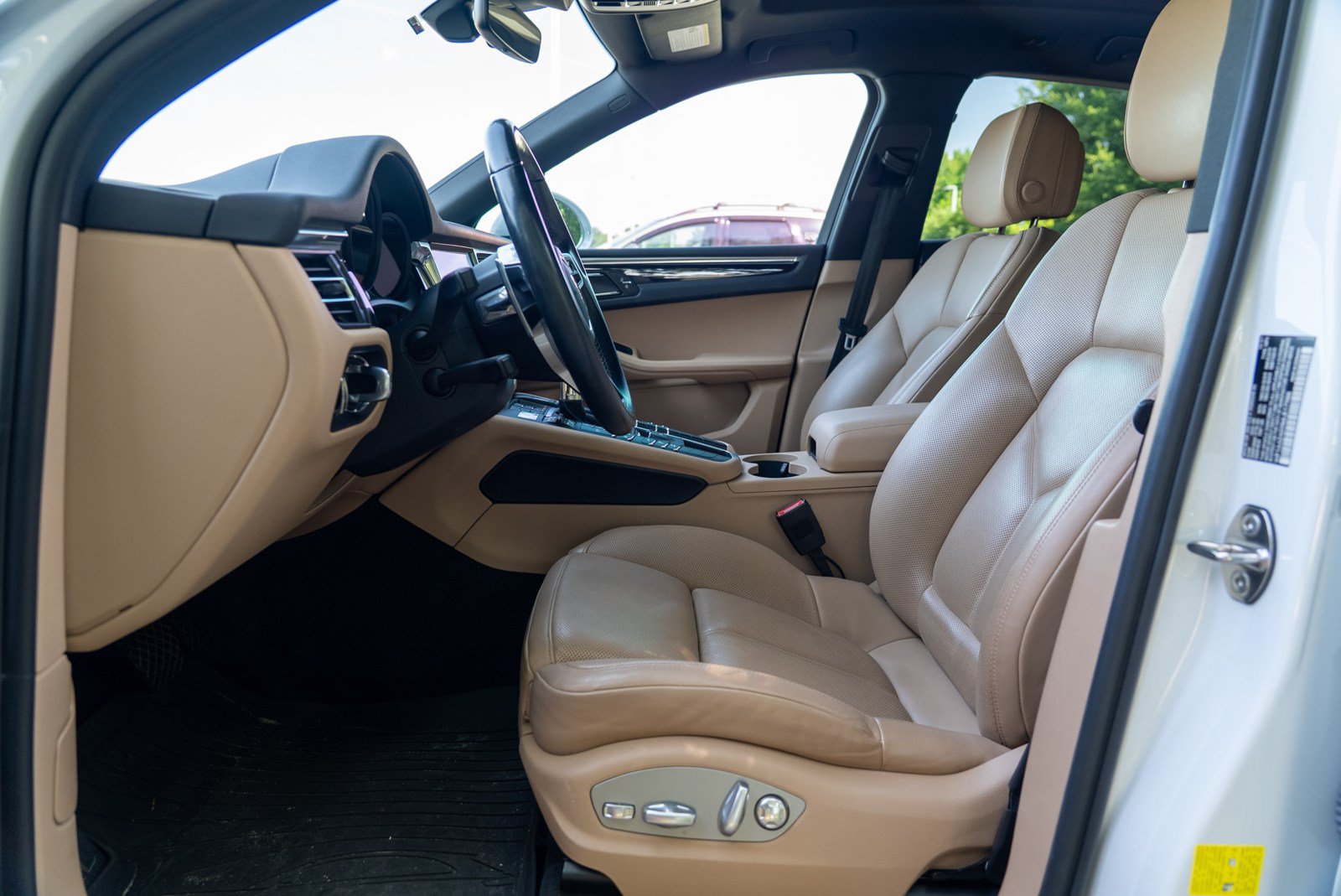 Certified 2021 Porsche Macan AWD/4WD image 24