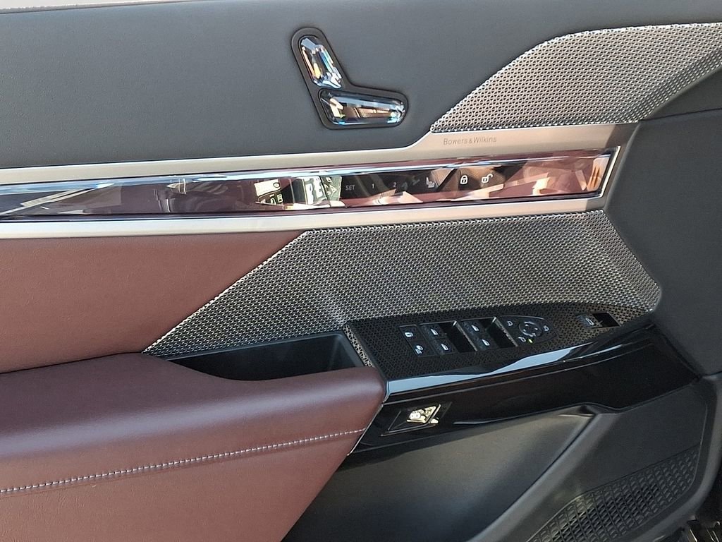 Used 2025 BMW 760i xDrive w/ Executive Package image 13