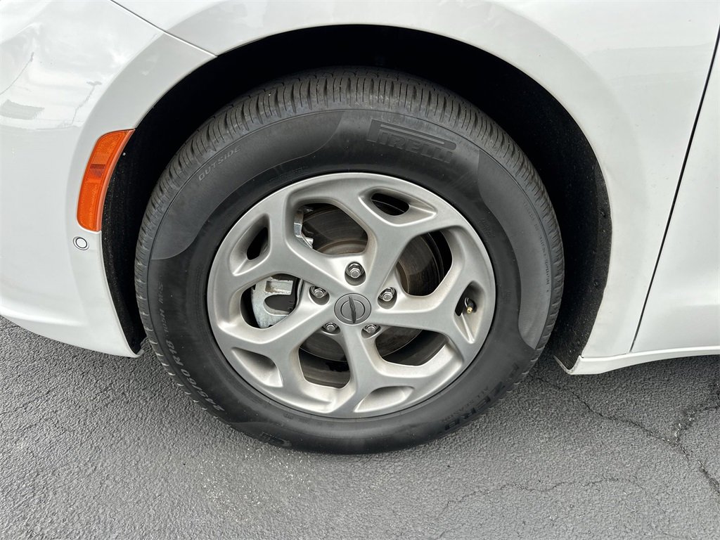 Used 2024 Chrysler Pacifica Limited w/ Uconnect Theater Family Group image 10