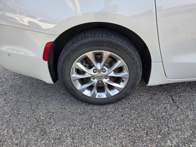 Used 2021 Chrysler Pacifica Touring-L w/ Uconnect Theater Family Group AWD/4WD image 9