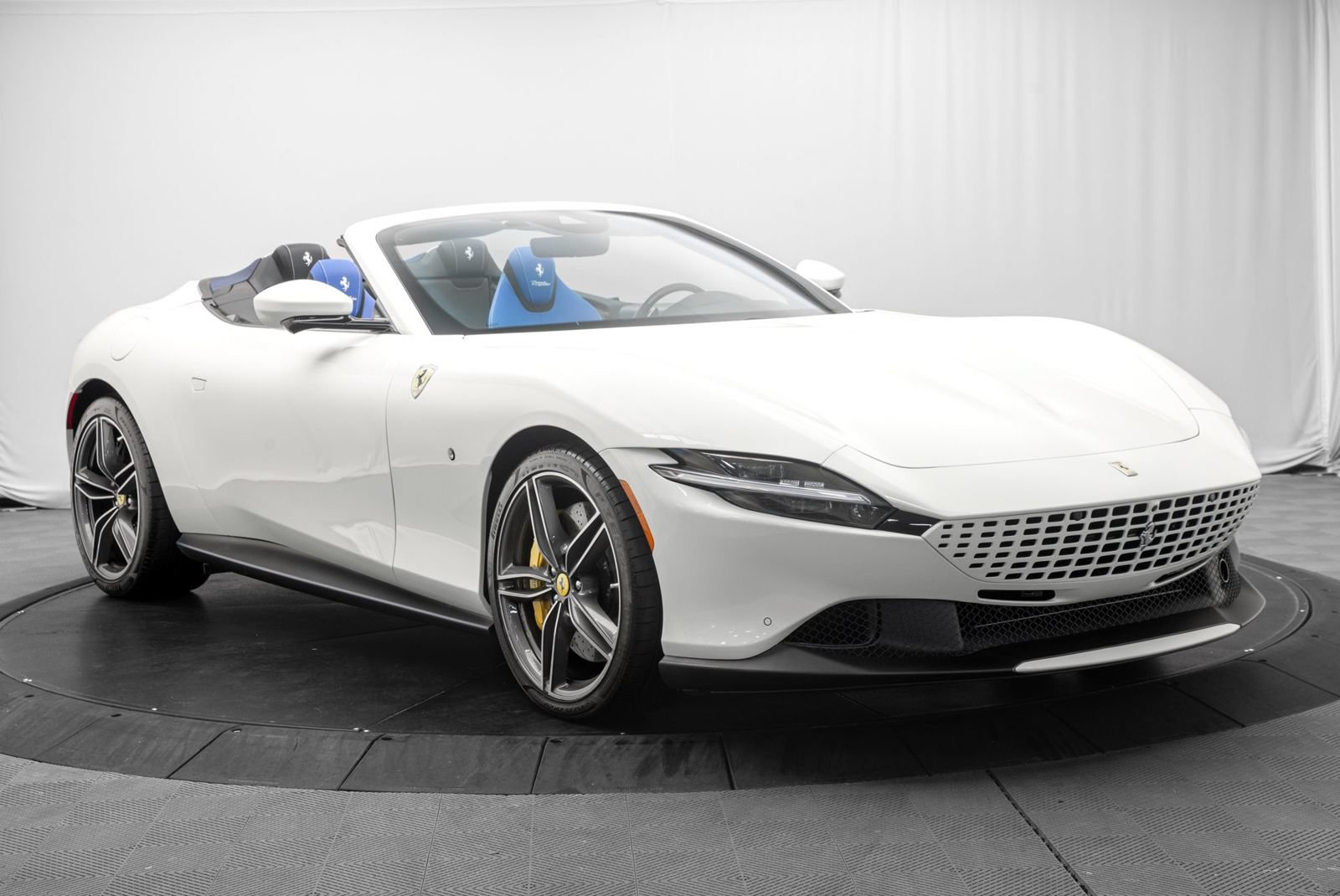 Used 2025 Ferrari Roma Spider RWD image 17