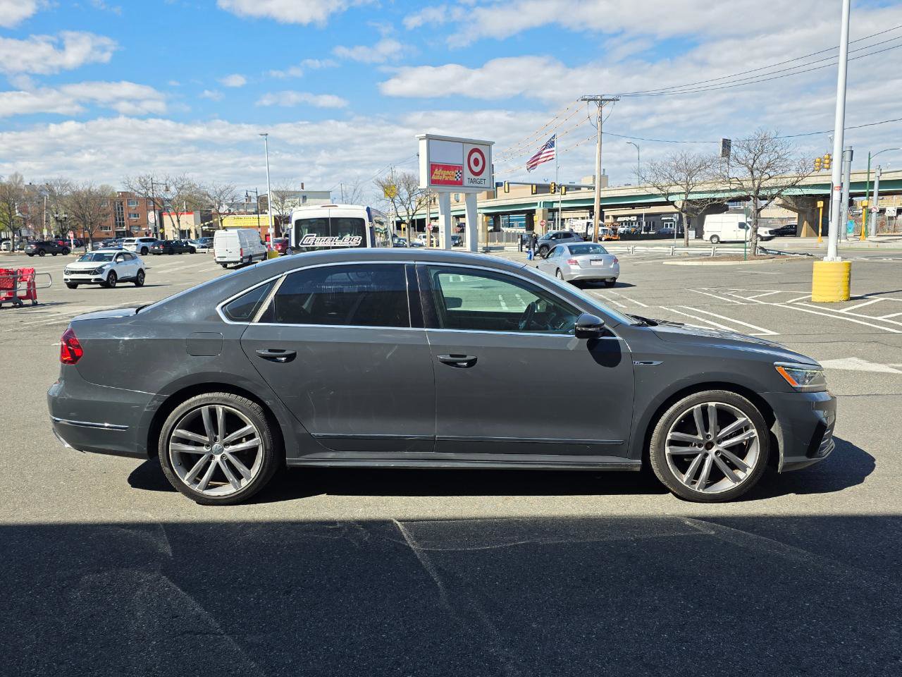 Used 2017 Volkswagen Passat 1.8T R-Line w/ R-Line Lighting Package FWD image 4