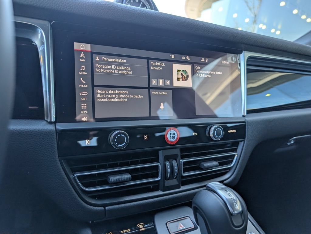 Certified 2025 Porsche Macan AWD/4WD image 24