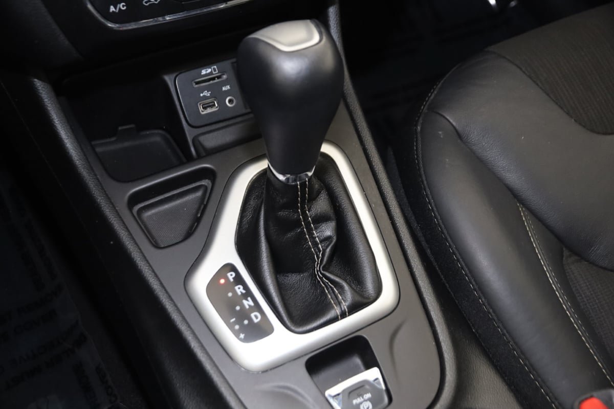 Used 2018 Jeep Cherokee Latitude Plus w/ Cold Weather Group FWD image 7