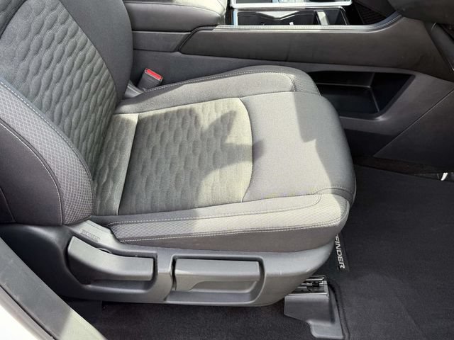 Used 2025 Nissan Pathfinder SV FWD image 11