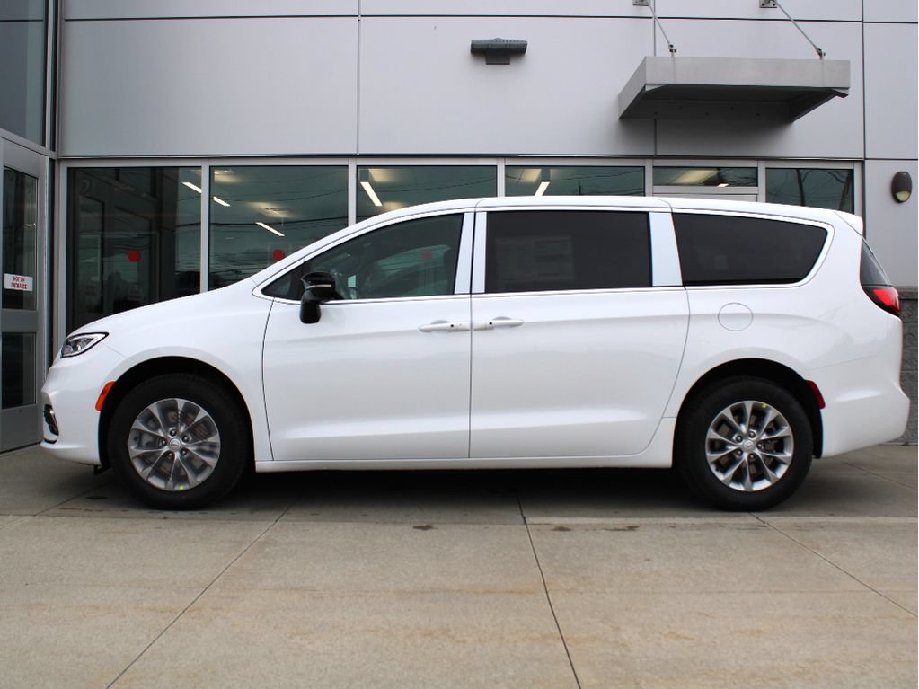 New 2026 Chrysler Pacifica Select AWD/4WD image 5