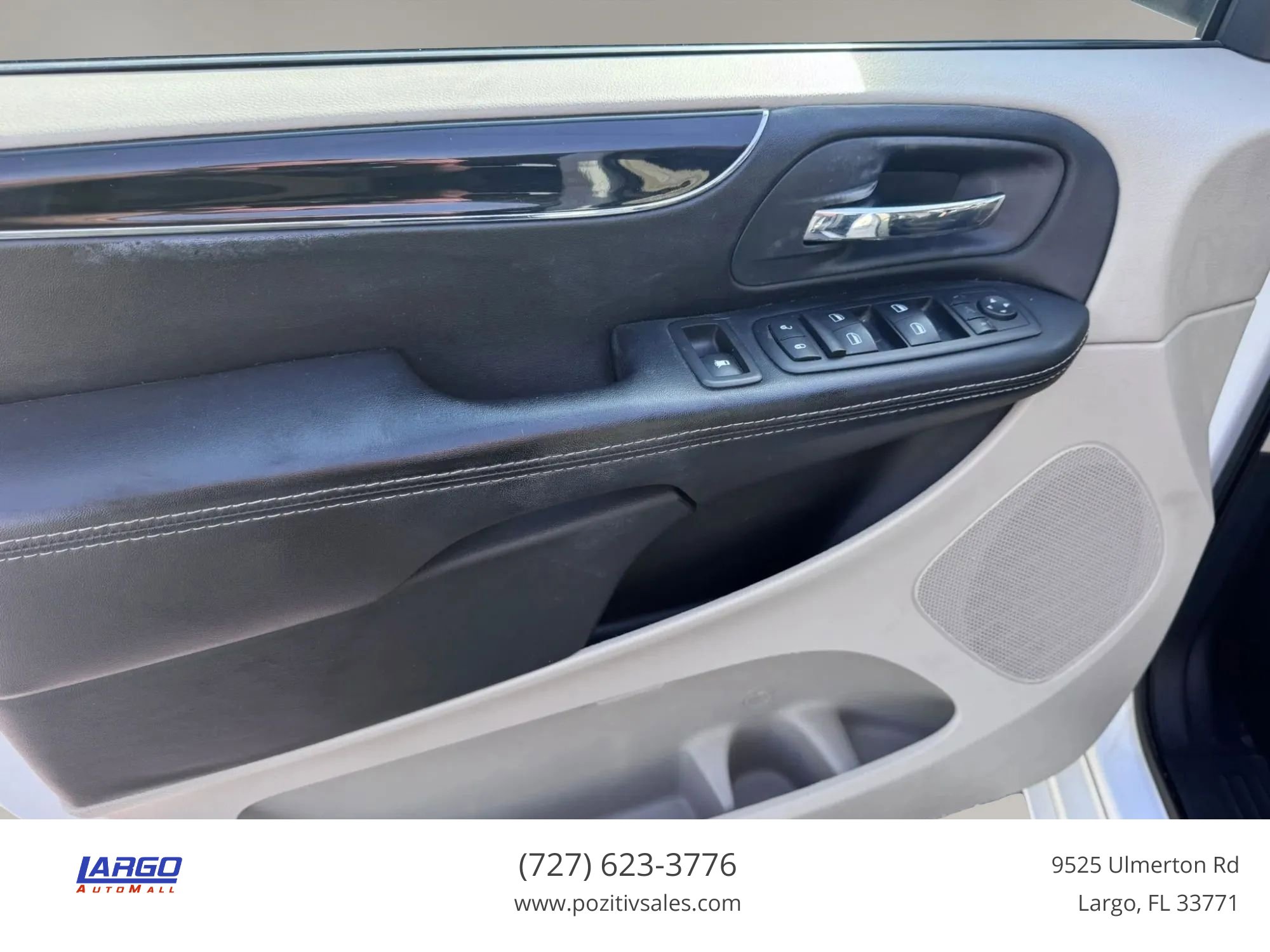 Used 2015 Chrysler Town & Country Limited FWD image 30