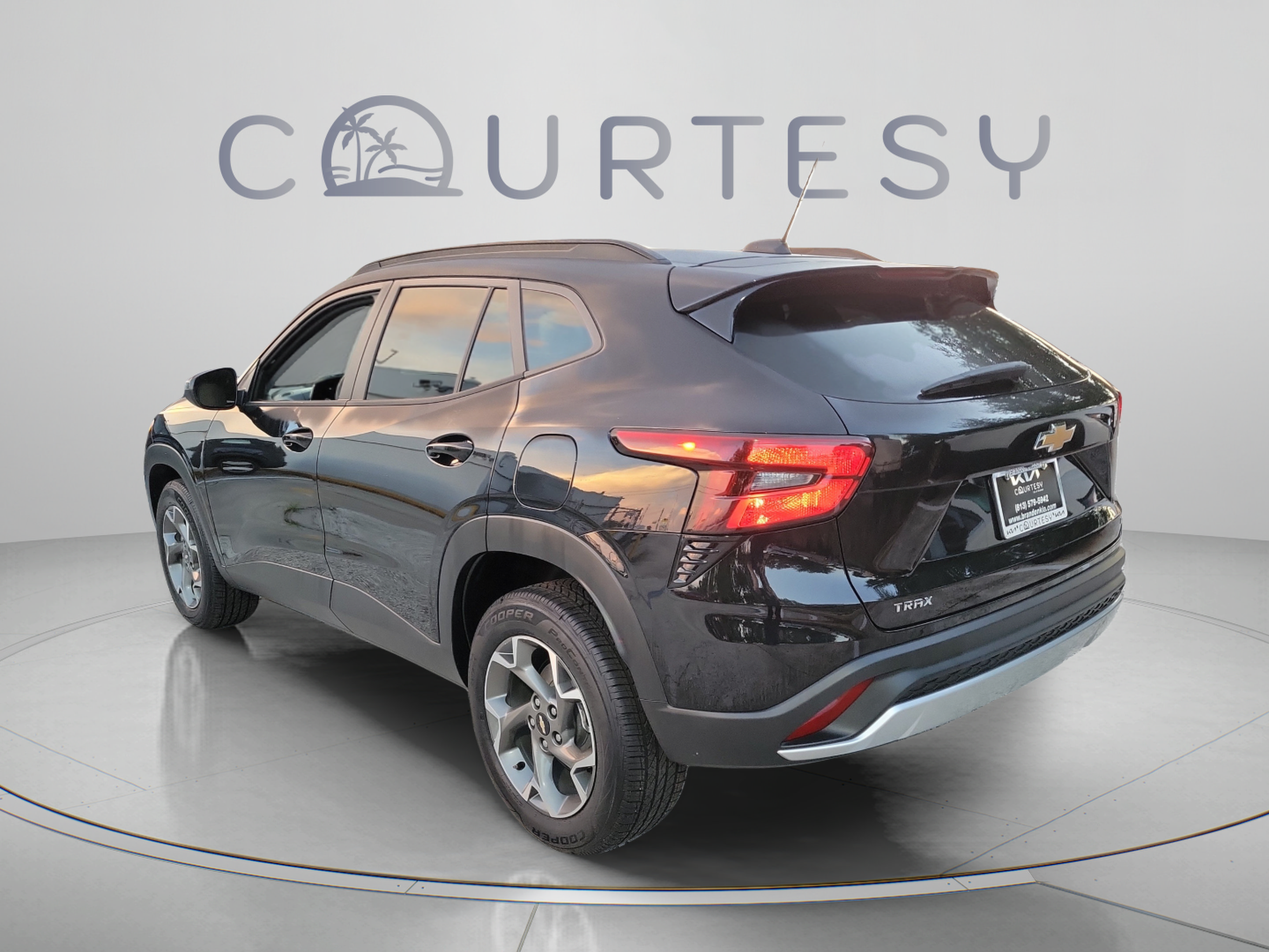 Used 2025 Chevrolet Trax LT FWD image 2