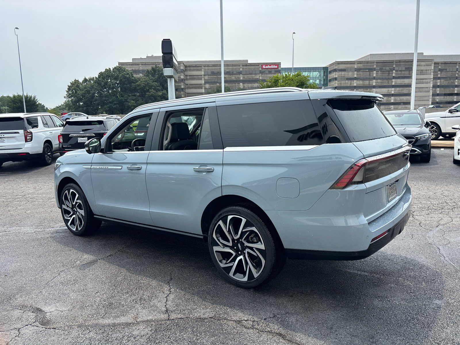 New 2027 Lincoln Navigator Reserve AWD/4WD image 5