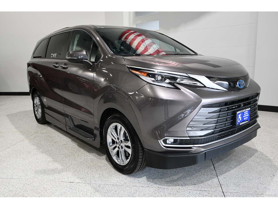 Used 2022 Toyota Sienna Platinum AWD/4WD image 3