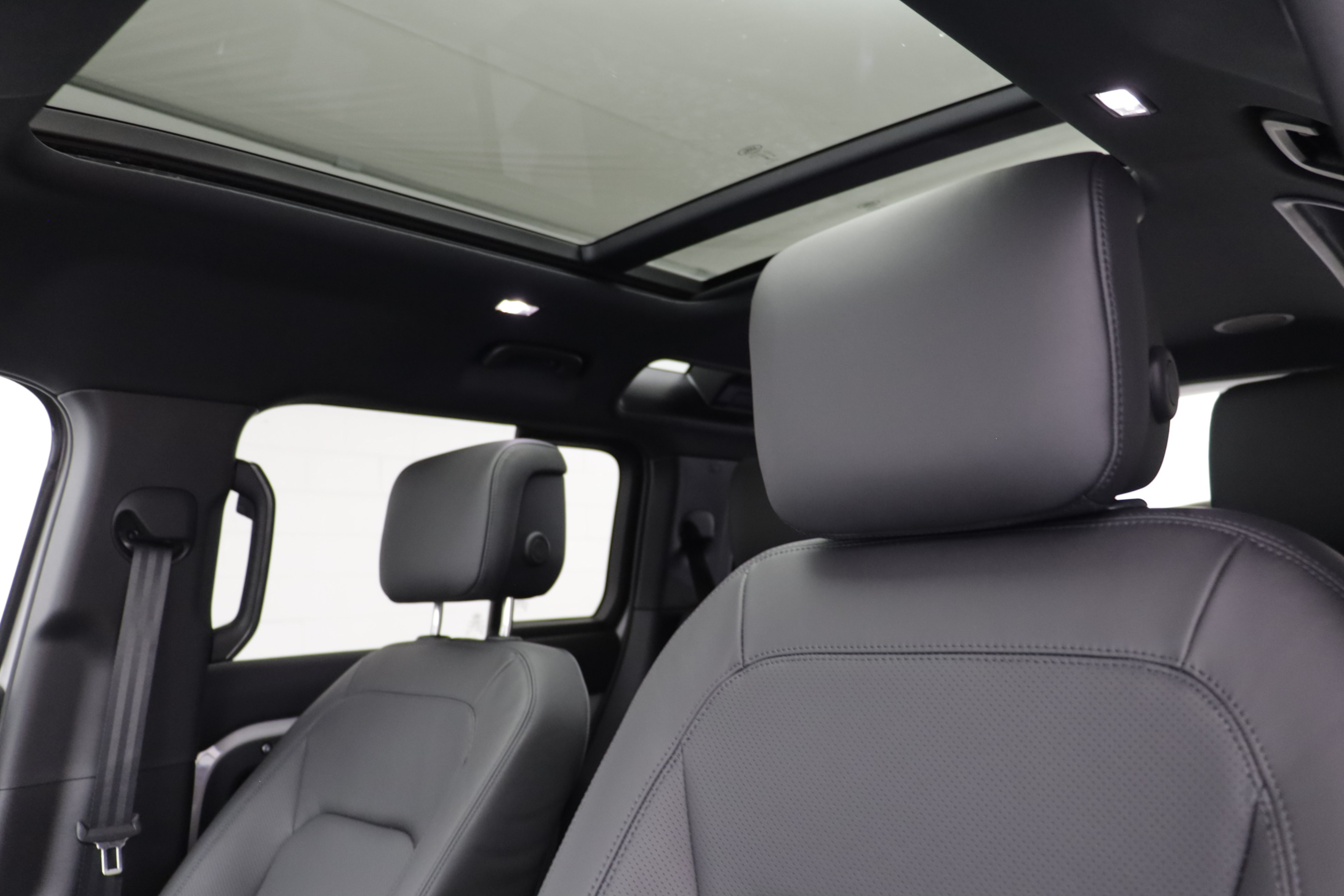 New 2026 Land Rover Defender 110 X-Dynamic SE AWD/4WD image 14
