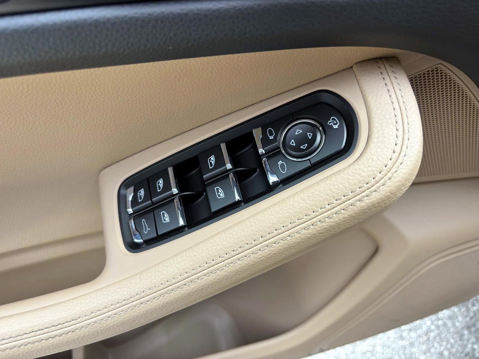 Used 2025 Porsche Macan image 24