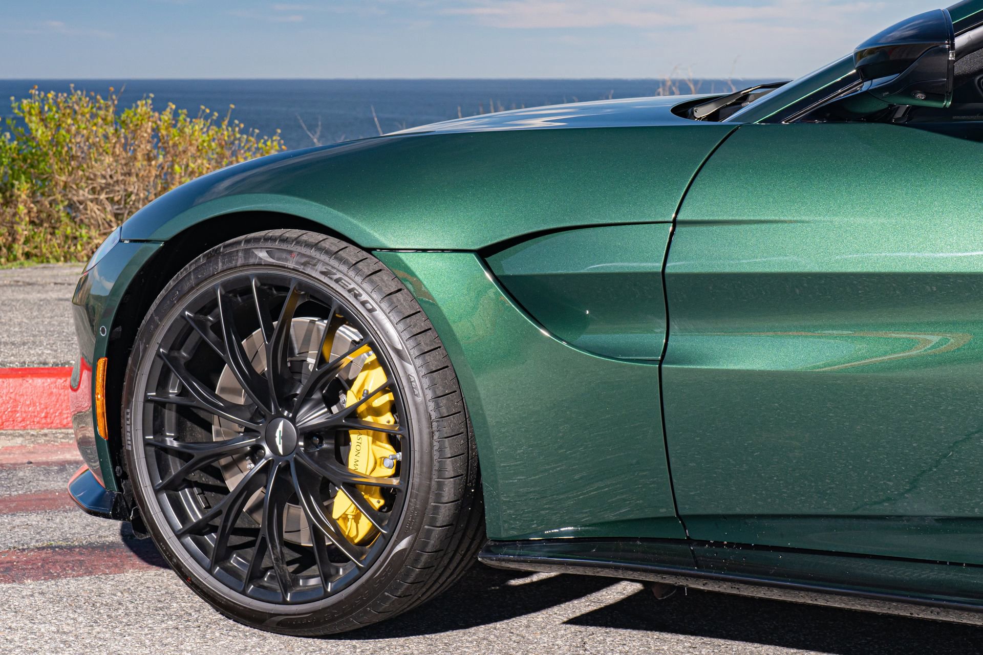 Used 2023 Aston Martin V8 Vantage Roadster RWD image 9