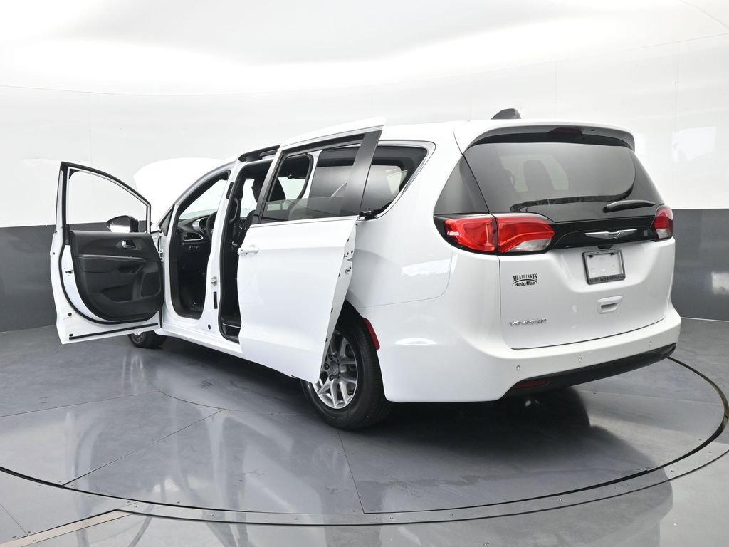 Used 2026 Chrysler Voyager LX image 73