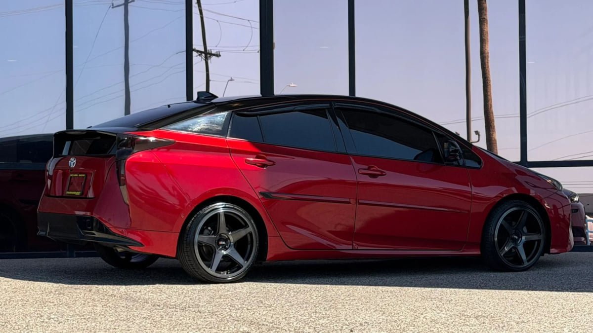 Used 2017 Toyota Prius Four Touring w/ Premium Convenience Package FWD image 15