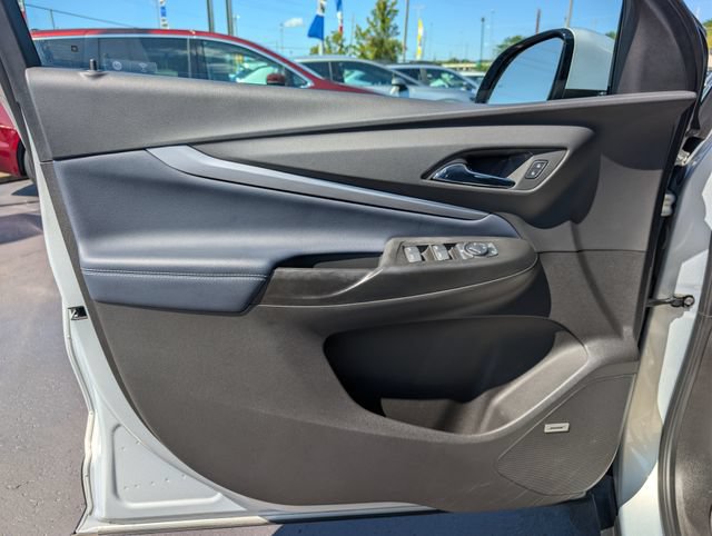 Used 2023 Chevrolet Bolt EUV Premier w/ Sun & Sound Package FWD image 9