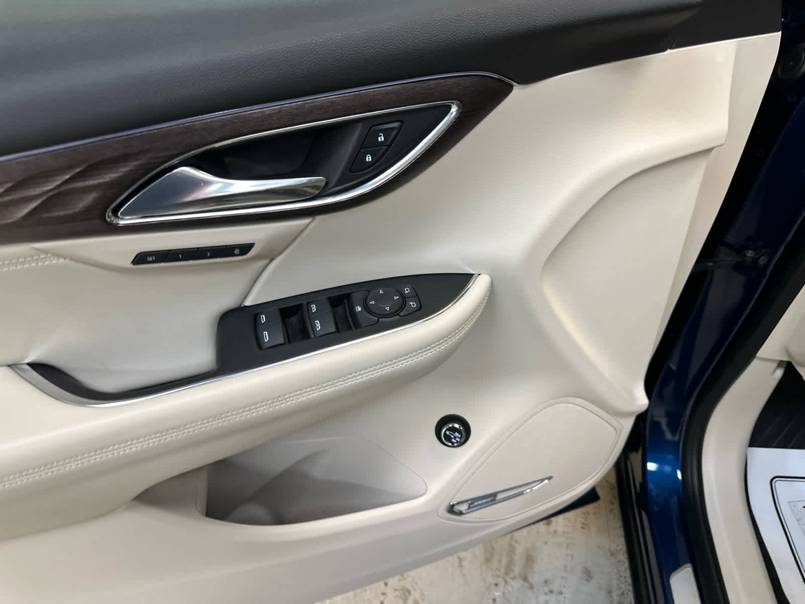 Used 2023 Buick Envision Avenir AWD/4WD image 26